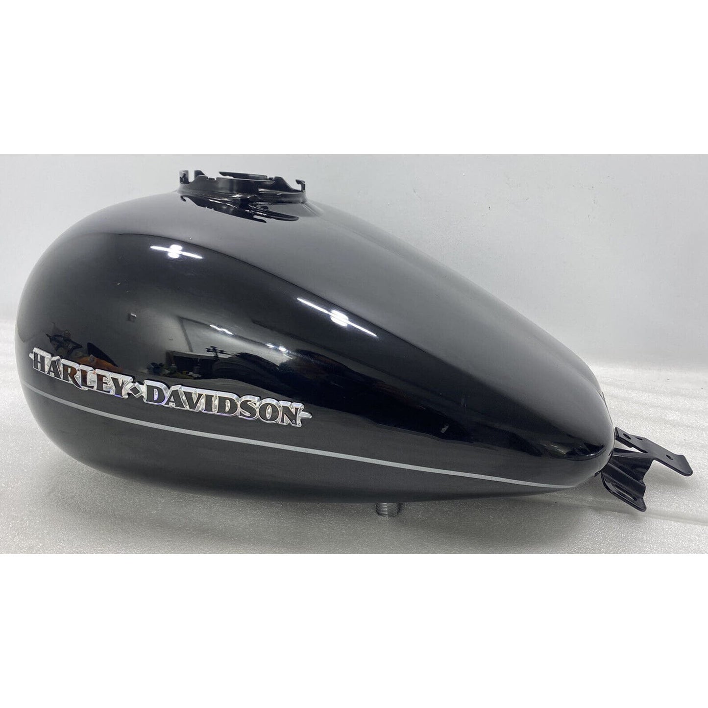 08-17 HARLEY TOURING BLACK GAS TANK FLHX STREET GLIDE ROAD GLIDE-SMALL DENT